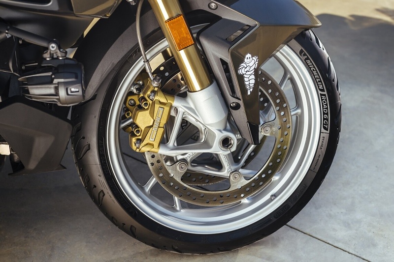 Opona MICHELIN® Road 6 GT ucieleśnia dwie dekady nieustannych innowacji i technologii MICHELIN z najwyższego poziomu wiedzy specjalistycznej.